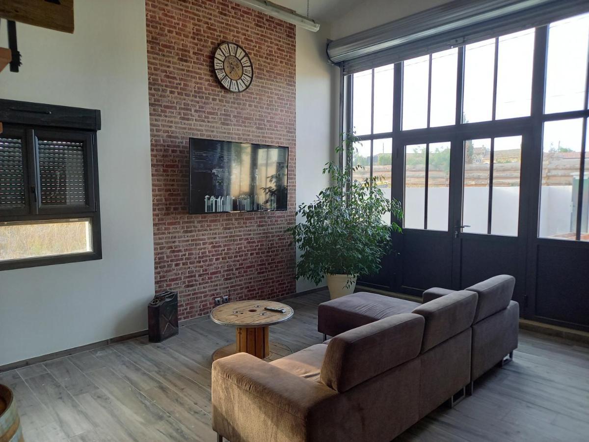 הוילה Aigues-Vives  Cosy-Loft Industriel , Jacuzzi , Wifi , 6 Personnes Max מראה חיצוני תמונה